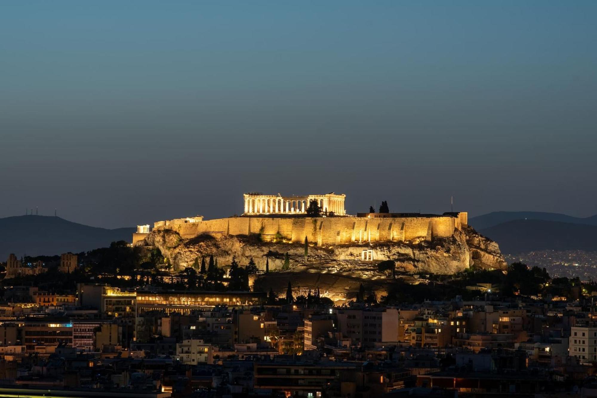 Urban Apt With Stunning Acropolis View & Roofdeck Athena Bagian luar foto
