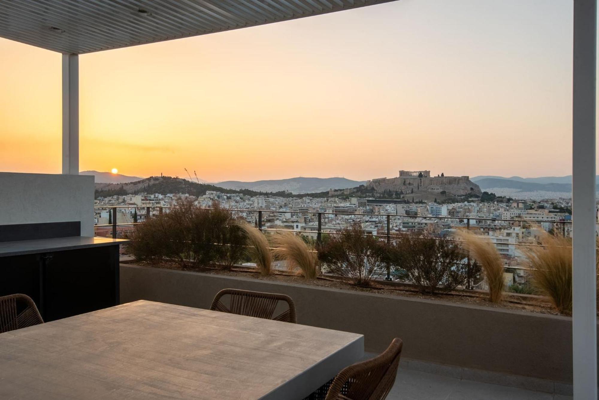 Urban Apt With Stunning Acropolis View & Roofdeck Athena Bagian luar foto